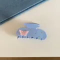 Détail d'une pince à cheveux bleue avec papillon rose et strass pour coiffure - Papillon Rose