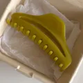 Vue détaillée pince à cheveux jelly vert olive, accessoire élégant pour coiffure quotidienne. - Style Triangle