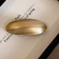 Detailopname Koreaanse acetaat haarspeld, elegante ovale barrette met glanzende kleurverloop textuur. - Koffie met Melk