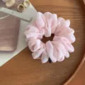 Detalle de coletero de pelo de gasa rosa, cinta elástica suave para el peinado diario. - Rosa