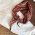 Bruine paisley sjaal bandana met kralen, elegante halsdoek en blousekraag accessoire voor vrouwen. - Koffie Vintage Paisley Sjaal