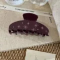Vista detallada de la pinza para el cabello de acetato morado oscuro con pedrería. - Pinza de Garra Púrpura Oscuro Estrella Strass