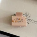 Detalle de pinza de pelo retro de acetato coreano con perlas elegantes y brillantes pedrería. - Cuadrado Rosa