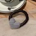 Detalle de coletero de corazón a cuadros con tela azul y amarilla para coletas de caballo diarias. - Cuadros Azules y Amarillos