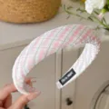 Joli serre-tête en tissu à carreaux rose et blanc, bandeau élégant pour femmes et filles au quotidien. - Rose