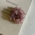 Gros plan d'un chouchou en maille léopard rose avec accent cœur mignon et texture douce. - Élastique Cheveux Cœur / Rose