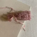 Vue détaillée de l'élégante pince à cheveux nœud en résille léopard et ruban rose. - Pince Banane / Rose
