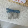 Vue détaillée du peigne à cheveux nœud acétate bleu, accessoire élégant coiffure. - Bleu