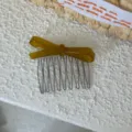 Peineta para el pelo con lazo de acetato y dientes de metal para peinados elegantes. - Amarillo Mostaza