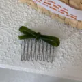 Detalle de peine para el pelo con lazo de acetato verde oscuro, peine de metal elegante. - Verde