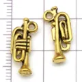 Breloques de trompette en alliage d'or antique pour bijoux DIY, idéal pour colliers et bracelets. - Cor (20884)