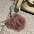 Detailopname van organza bloem haarrekkertje, elegante mauve haaraccessoire voor dames. - 3D Bloem Strik Scrunchie / Oudroze