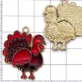 Pendentif en émail métal dinde de Thanksgiving accessoire bijoux DIY recto et verso vue - Dinde Tournée Vers la Droite