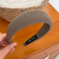 Dettaglio di cerchietto imbottito marrone, morbida trama in tessuto, accessorio per capelli. - Regular / Marrone chiaro
