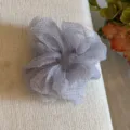 Chiffon Pünktchen Haargummi Detailansicht, elegantes Haaraccessoire für süßen Look. - Lila Polka Dots