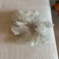 Detailansicht eines französischen Organza Haargummis mit zartem Blumenmuster, elegant. - Gelb Grün Blumen