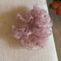 Nahaufnahme der rosa floralen, transparenten Organza Haargummi zeigt die schöne Textur. - Rosa Blumig