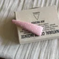 Detailansicht der süßen rosa gepunkteten BB Haarspange, süßer Stil, feine Verarbeitung. - Brief-Stil / Rosa