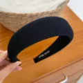 Vista dettagliata della fascia per capelli imbottita blu scuro, accessorio capelli donna. - Regular / Blu Notte