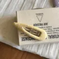 Gros plan sur la barrette à cheveux jaune à pois, surface en tissu texturé avec métal. - Style Goutte d'Eau / Jaune