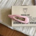 Gros plan du détail de la pince à cheveux BB àpois roses, accessoire de mode mignon. - Style Goutte d'Eau / Rose