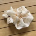 Große glänzende plissierte Haarkralle, elegante Bananenklammer für stilvolles Pferdeschwanz-Design. - Gebrochenes Weiß
