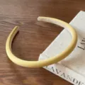Serre-tête minimaliste jaune en tissu, détail de texture velours douce et accessoire chic. - Jaune
