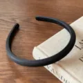 Serre-tête minimaliste en velours noir gros plan, accessoire élégant pour coiffure féminine. - Noir