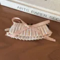 Vista detallada de la pinza para el cabello a cuadros plisada con lazo, bonita y elegante. - Cuadros Beige