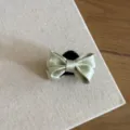 Detalle elegante pinza pelo lazo satén francés, lazo verde lindo y agarre fuerte seguro. - Verde
