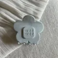 Vue détaillée d'une pince à cheveux fleur bleu clair, design floral mignon et maintien sûr. - Bleu
