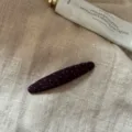 Detaillierte Nahaufnahme einer schicken dunklen langen Haarklammer mit blauem Polka-Dot. - Purpurrot Pünktchen