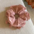 Coletero rosa de lunares con bordes de volantes, gran detalle de goma de pelo esponjosa. - Rosa