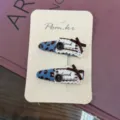 Detalle de pinza de pelo de leopardo azul retro, lindo lazo y botón para estilos adorables. - Juego de Dos Piezas (Con Tarjeta) / Leopardo Azul Etiqueta de Tela