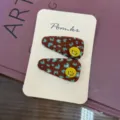 Pinzas para el pelo retro con estampado de leopardo y botones smiley amarillos. - Juego de Dos Piezas (Con Tarjeta) / Leopardo Marrón Cara Sonriente