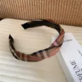 Diadema retorcida de cuadros clásica detalle que muestra la textura de tela - Cuadrícula Kaqui