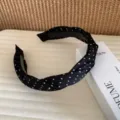 Nahaufnahme Detailansicht des koreanischen Vintage schwarzen gepunkteten Haarreifs. - Schwarzer Polka Dot