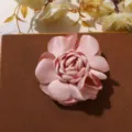 Flor de camelia de satén rosa borde quemado pinza de pelo DIY broche accesorio. - Rosa