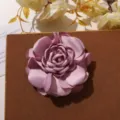 Flor de camelia de tela de satén vintage borde quemado DIY elegante pinza de pelo broche accesorio - Púrpura