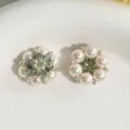 Primer plano detalle de perlas de cristal hechas a mano accesorios de abalorios diy. - Verde