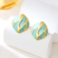 Orecchini geometrici dorati squisiti con smalto blu chiaro, dettaglio elegante. - Azzurro