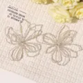 Detalle de accesorio artesanal de flor hueca con cuentas plateadas para joyería hecha a mano. - Paquete de flor individual / Plateado