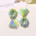 Detalle de mini borla de algodón trenzado a mano, colgante DIY colorido para manualidades. - Verde