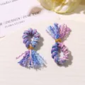 Primer plano de mini borlas accesorios DIY, hilos de algodón trenzados coloridos con hilo dorado. - Azul y Púrpura
