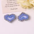 Primer plano de accesorios DIY de corazón con cuentas de cristal azul para coleteros y joyas. - Azul zafiro