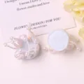 Detalle de accesorios de flores con cuentas hechas a mano, componentes de joyería DIY. - Beige