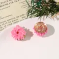 Ciondoli fatti a mano di fiori di perline rosa per orecchini carini e accessori per scarpe. - Rosso rosa