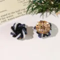 Primer plano de accesorios de flores de cuentas hechas a mano, detalle de joyería DIY a juego. - Negro Blanco Azul