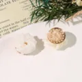 Accessori DIY di fiori di perline bianche fatti a mano per orecchini e forcine. - Crema