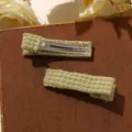 Vista detallada de bonitas horquillas de punto verde, pinzas adorables para peinados diarios. - Verde